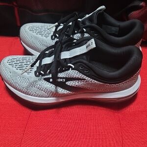 Brooks Women's Gray & Black Knit Running Shoes